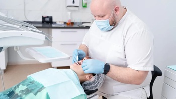 «Однажды ко мне на прием пришел мужчина, который 15 лет назад в гараже удалил себе зубы пассатижами»: 20 вопросов стоматологу